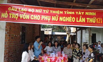 Hòa Thành: Trao bò sinh sản cho phụ nữ nghèo xã Trường Đông