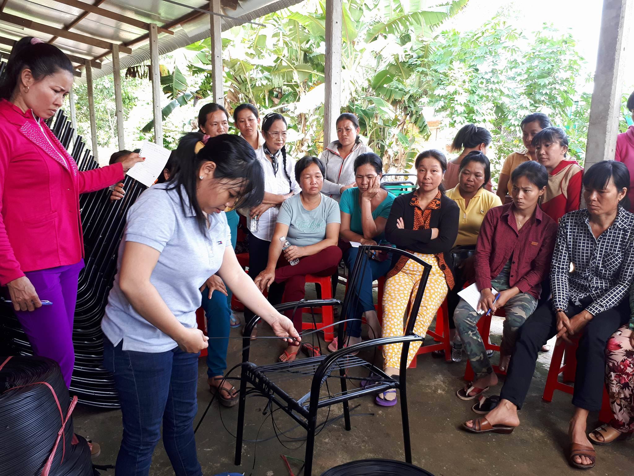 Châu Thành:  Khai giảng lớp đào tạo nghề đan ghế nhựa giả mây xuất khẩu