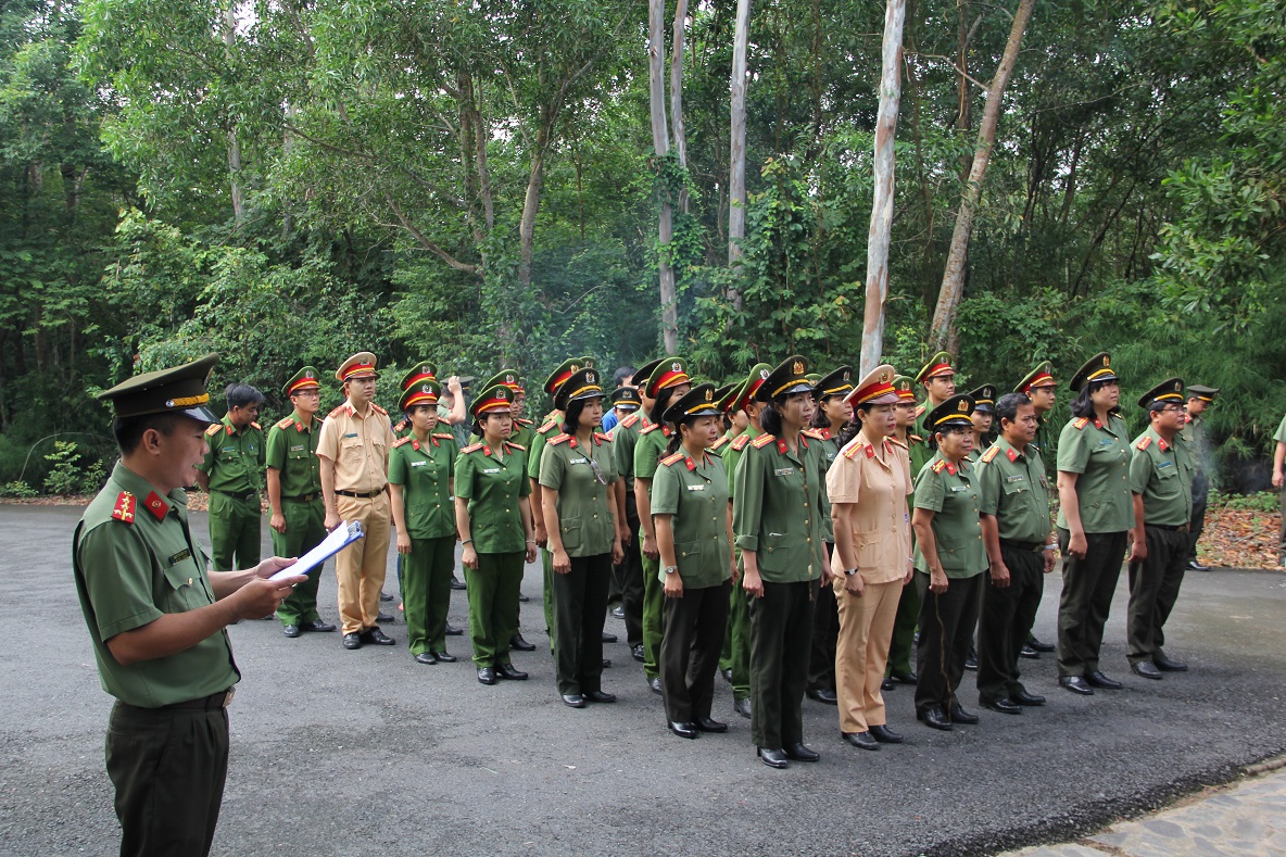 Hội Phụ nữ, Đoàn thanh niên Công an Tây Ninh:  dâng hương tưởng niệm anh hùng liệt sỹ Đoàn U70