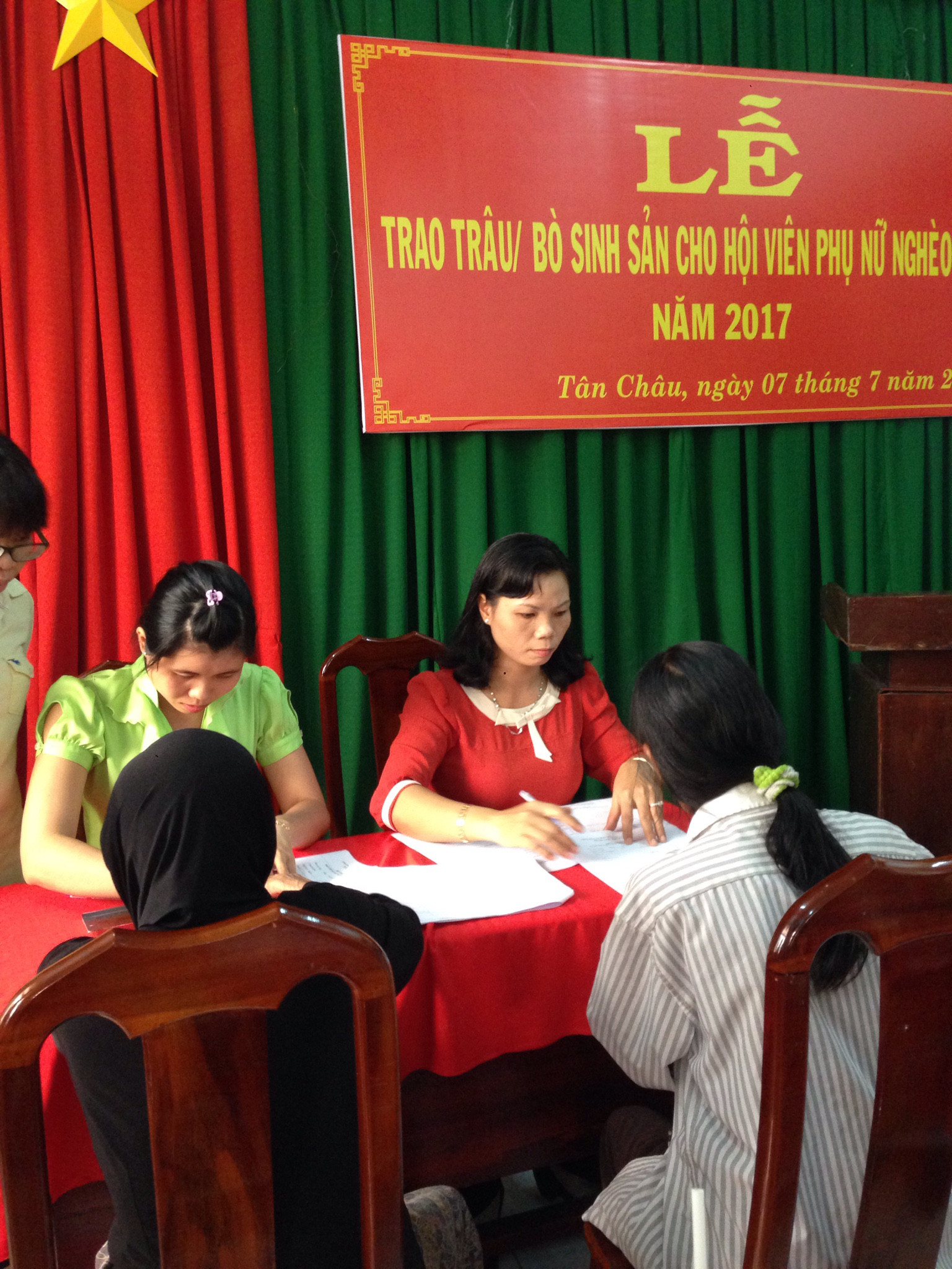 TÂN CHÂU:  TRAO TRÂU/BÒ SINH SẢN CHO HỘI VIÊN, PHỤ NỮ NGHÈO  ĐỢT 1 NĂM 2017