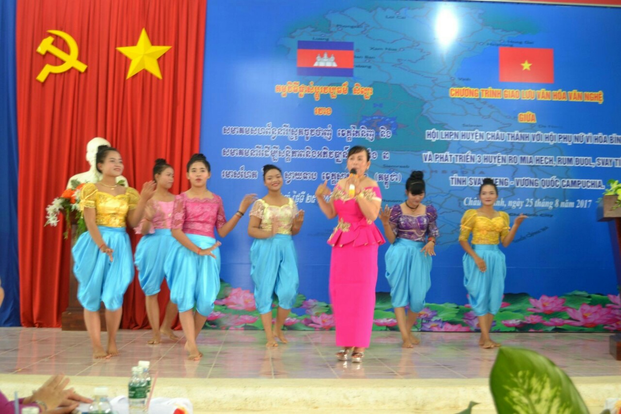 Hội LHPN Châu Thành: tổ chức giao lưu văn hóa, văn nghệ với Hội Phụ nữ các huyện giáp biên thuộc Vương quốc Campuchia