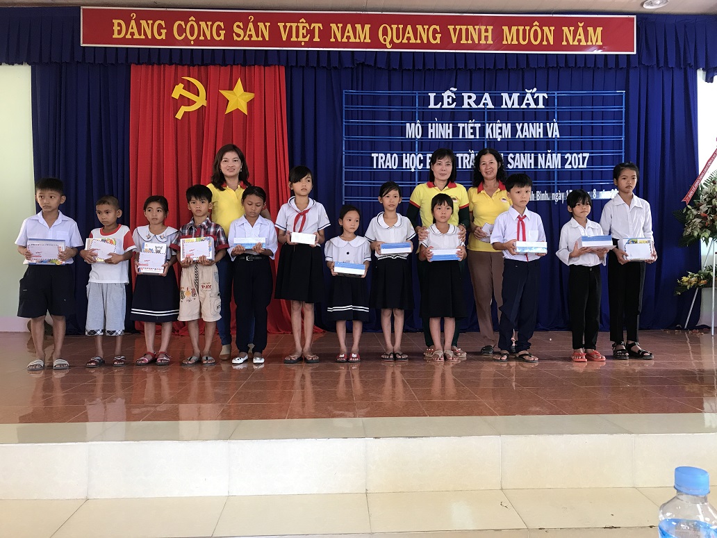 Hội LHPN xã Thạnh Bình: ra mắt mô hình  “Tiết kiệm xanh” và trao học bổng Trần Thị Sanh.