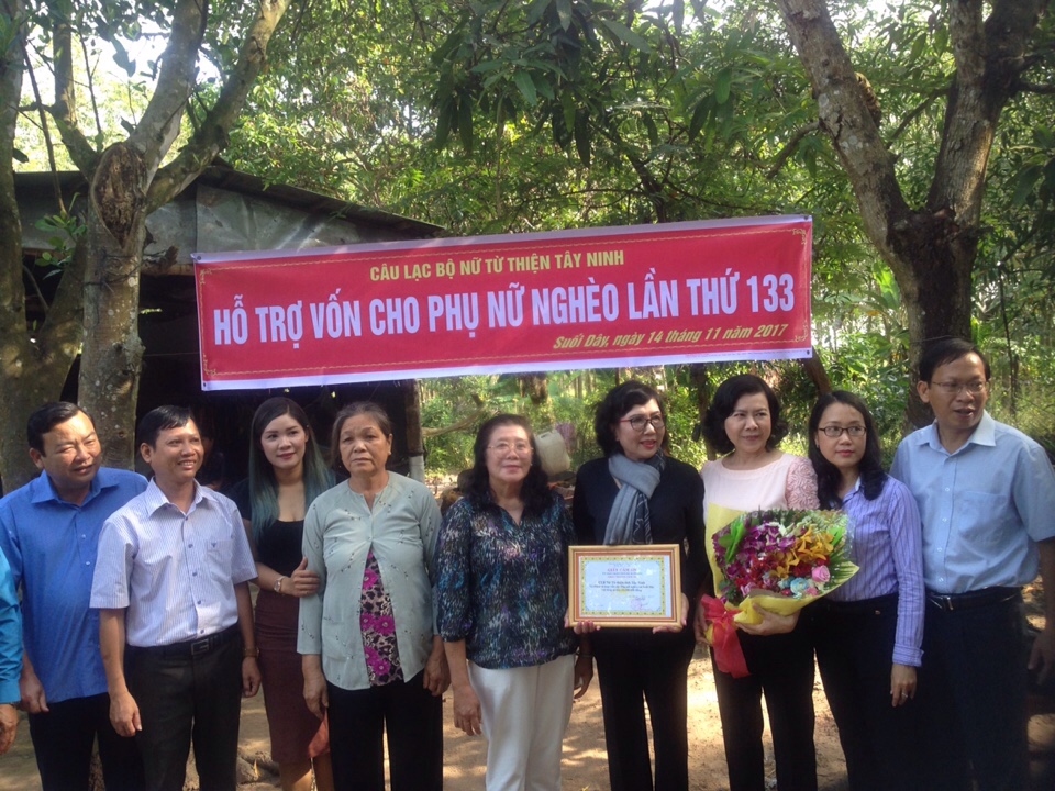 Hội LHPN Huyện Tân Châu: trao bò cho phụ nữ nghèo