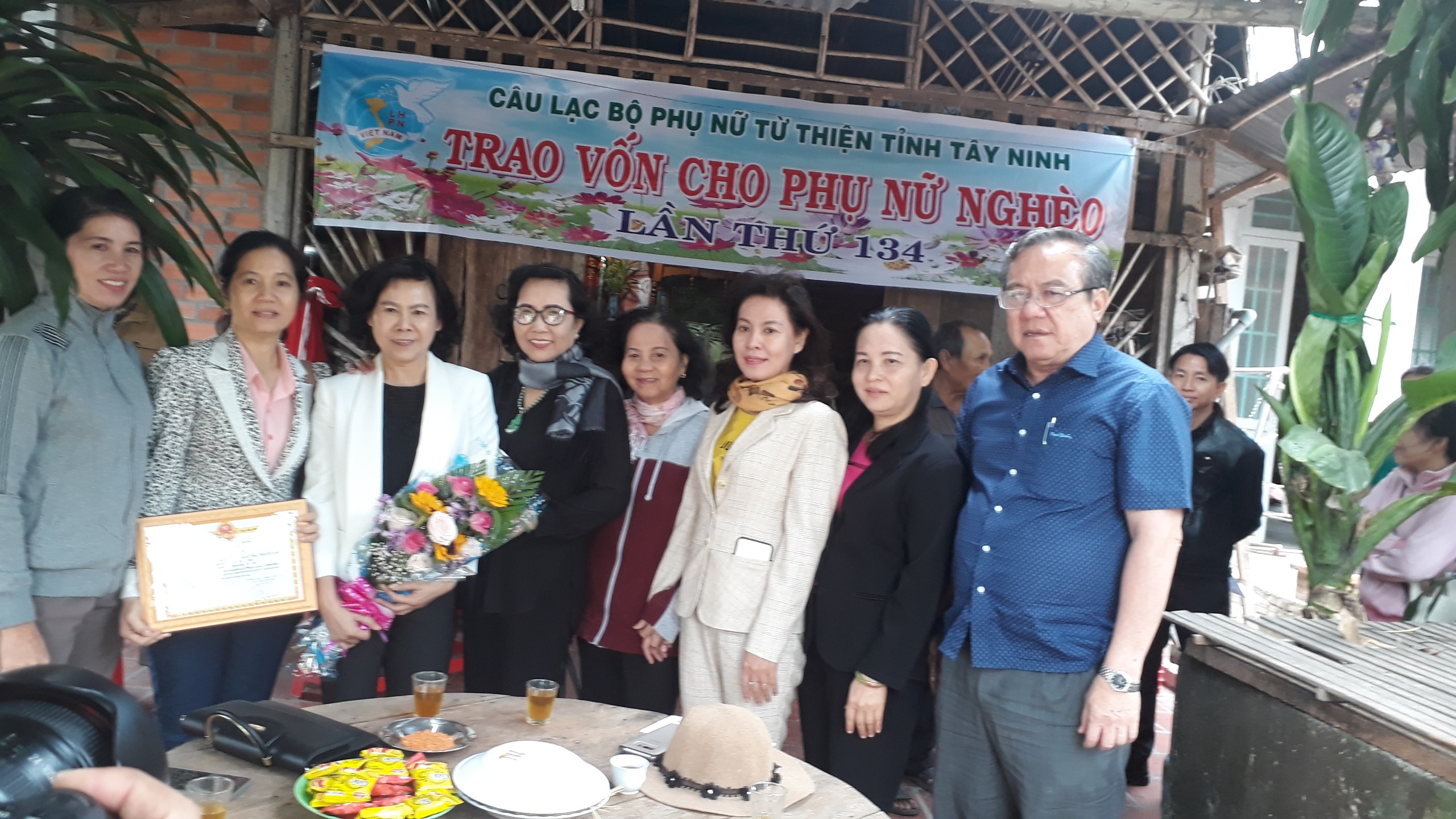 Dương Minh Châu: trao bò cho phụ nữ nghèo