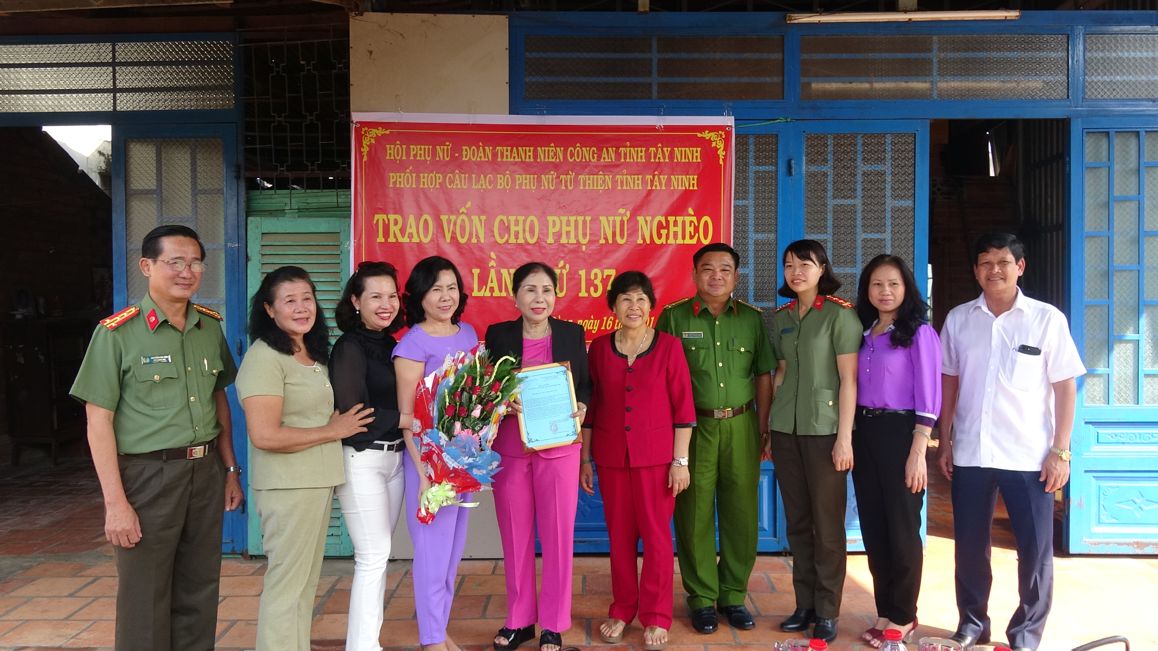 Hội Phụ nữ Công an huyện Trảng Bàng: trao bò sinh sản cho phụ nữ nghèo