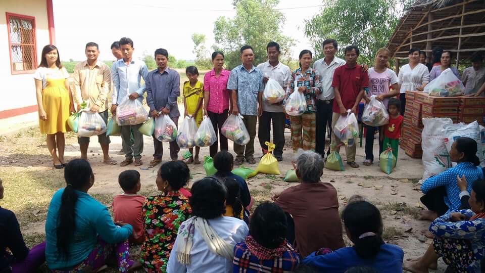 Long Khánh: tặng quà cho dân nghèo xã Monorom Vương Quốc Campuchia