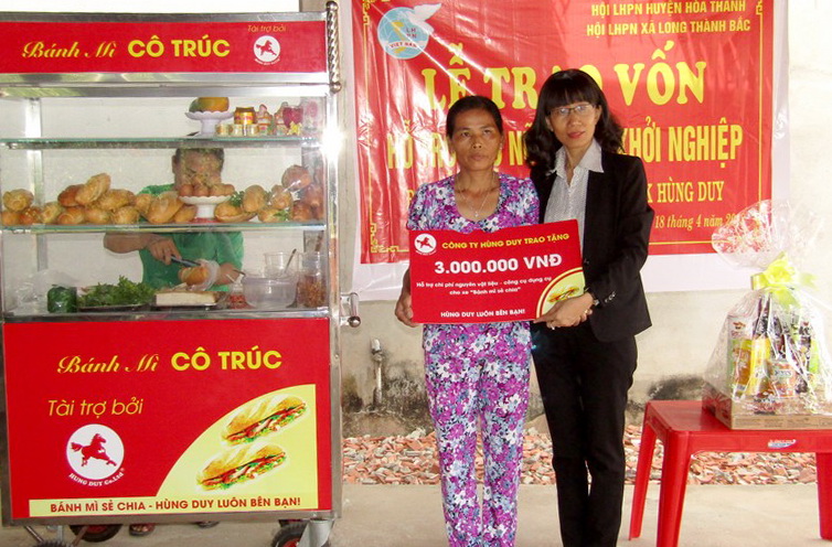 Trao vốn khởi nghiệp cho phụ nữ nghèo Hòa Thành