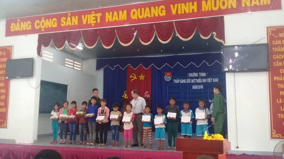 Tân Đông: tặng quà cho người già neo đơn và trao học bổng cho học sinh  nghèo