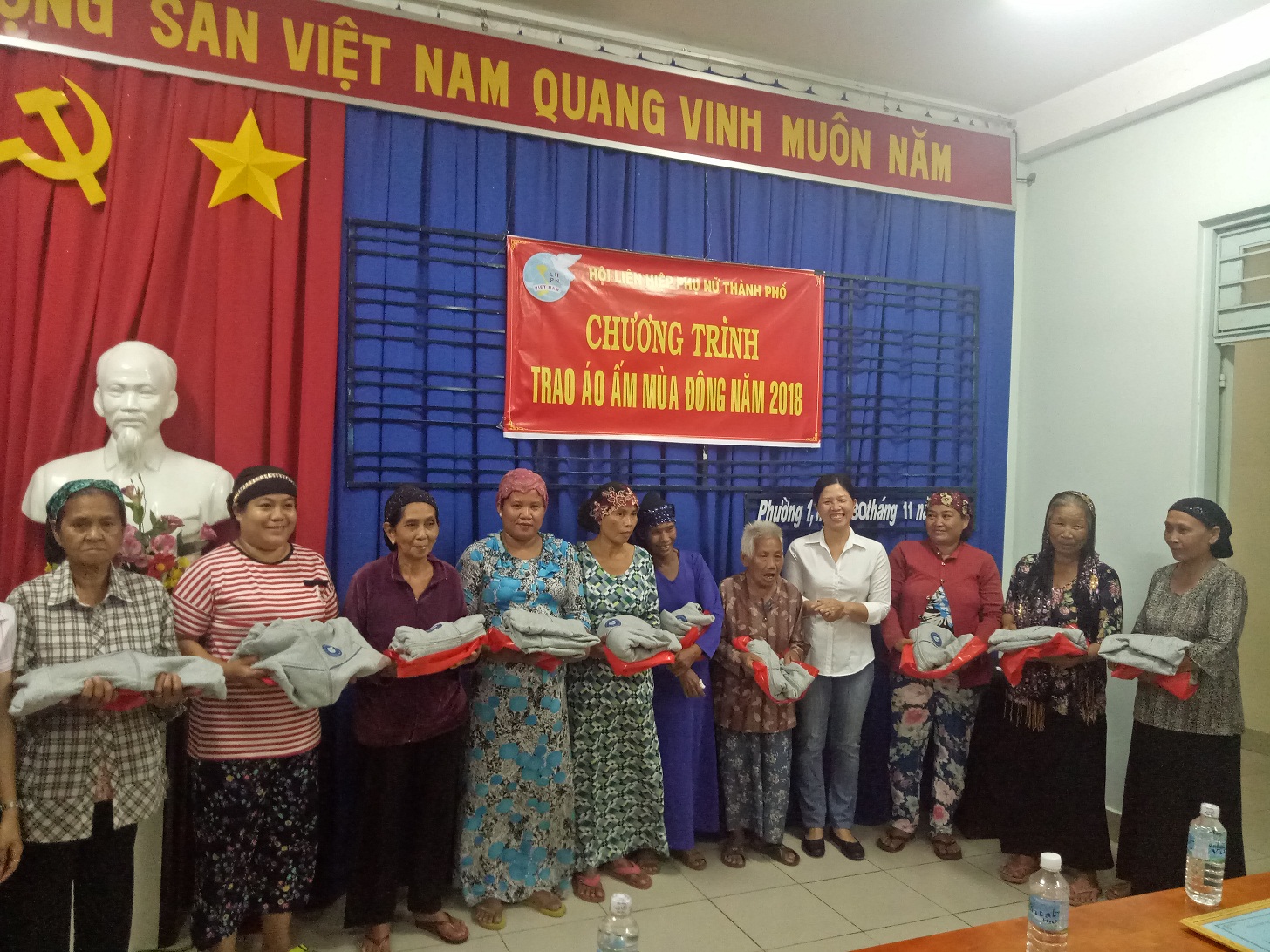 Hội LHPN Thành phố Tây Ninh: trao “Áo ấm mùa đông” cho phụ nữ nghèo