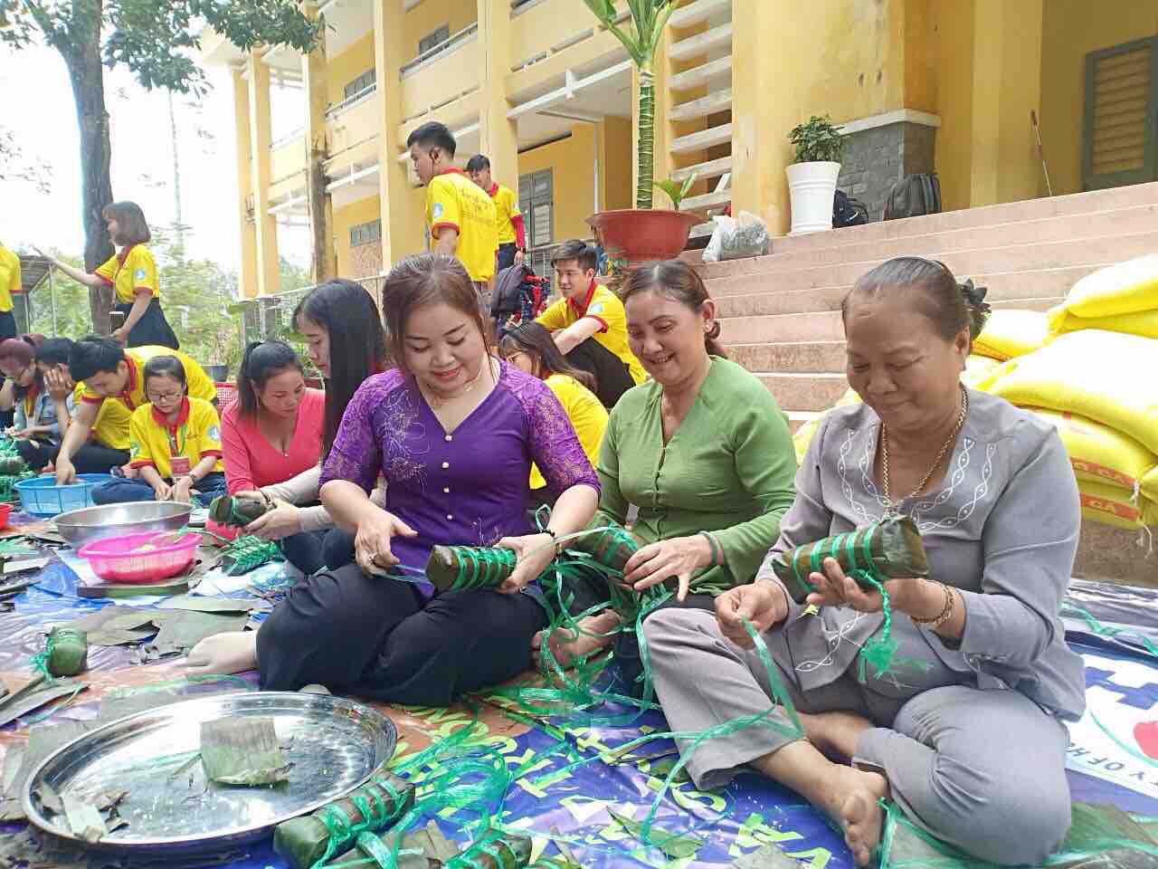 Hội LHPN các cấp: chăm lo tết cho phụ nữ nghèo