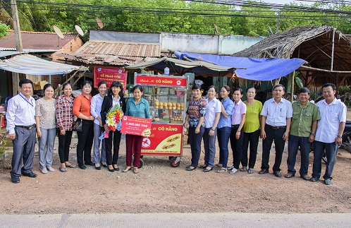 Hội LHPN tỉnh trao vốn, phương tiện kinh doanh cho phụ nữ có hoàn cảnh khó khăn