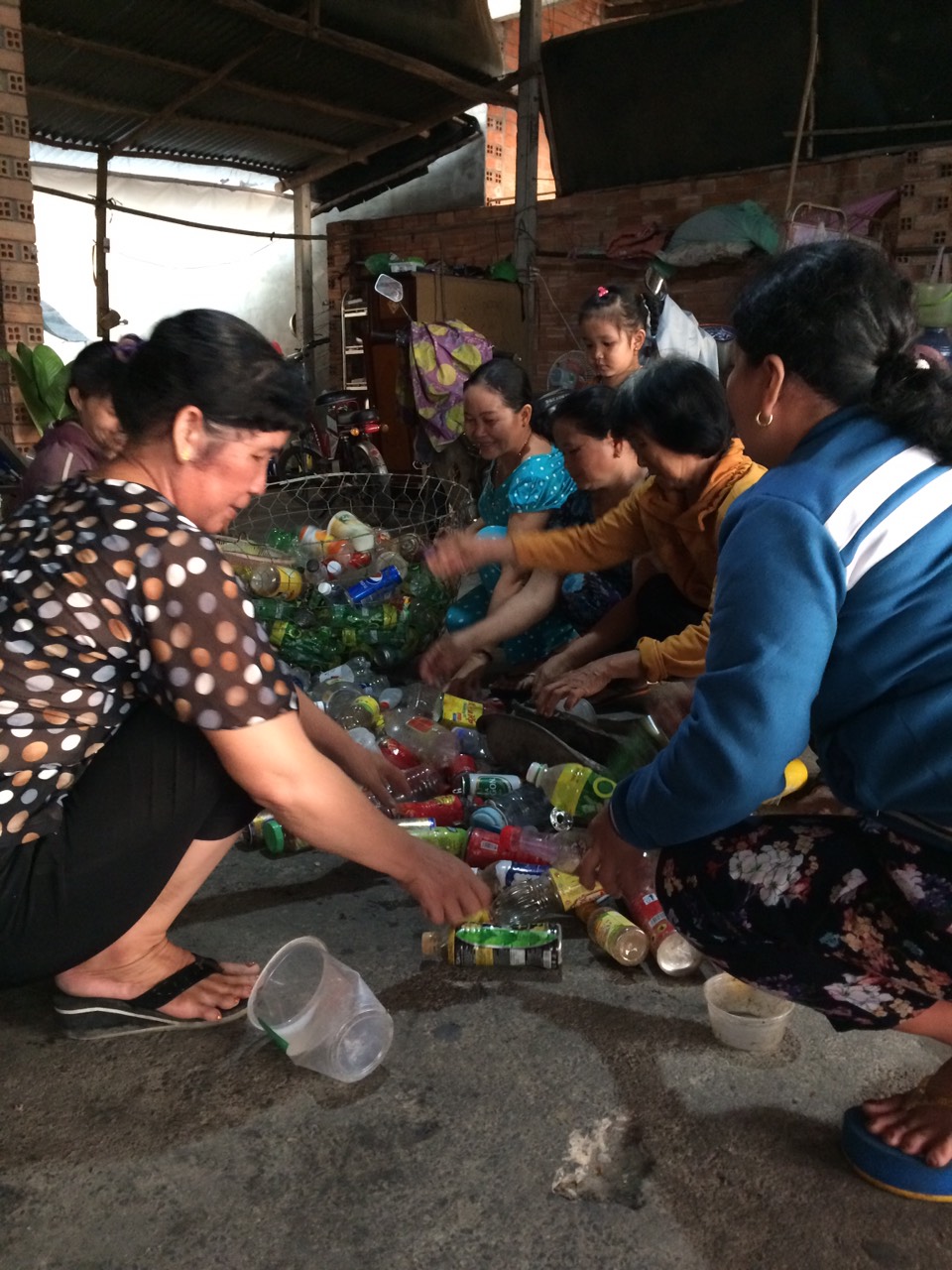 GÒ DẦU:  RA MẮT MÔ HÌNH “TỔ PHỤ NỮ THU GOM PHẾ LIỆU” VÀ TRAO QUÀ CHO PHỤ NỮ KHÓ KHĂN