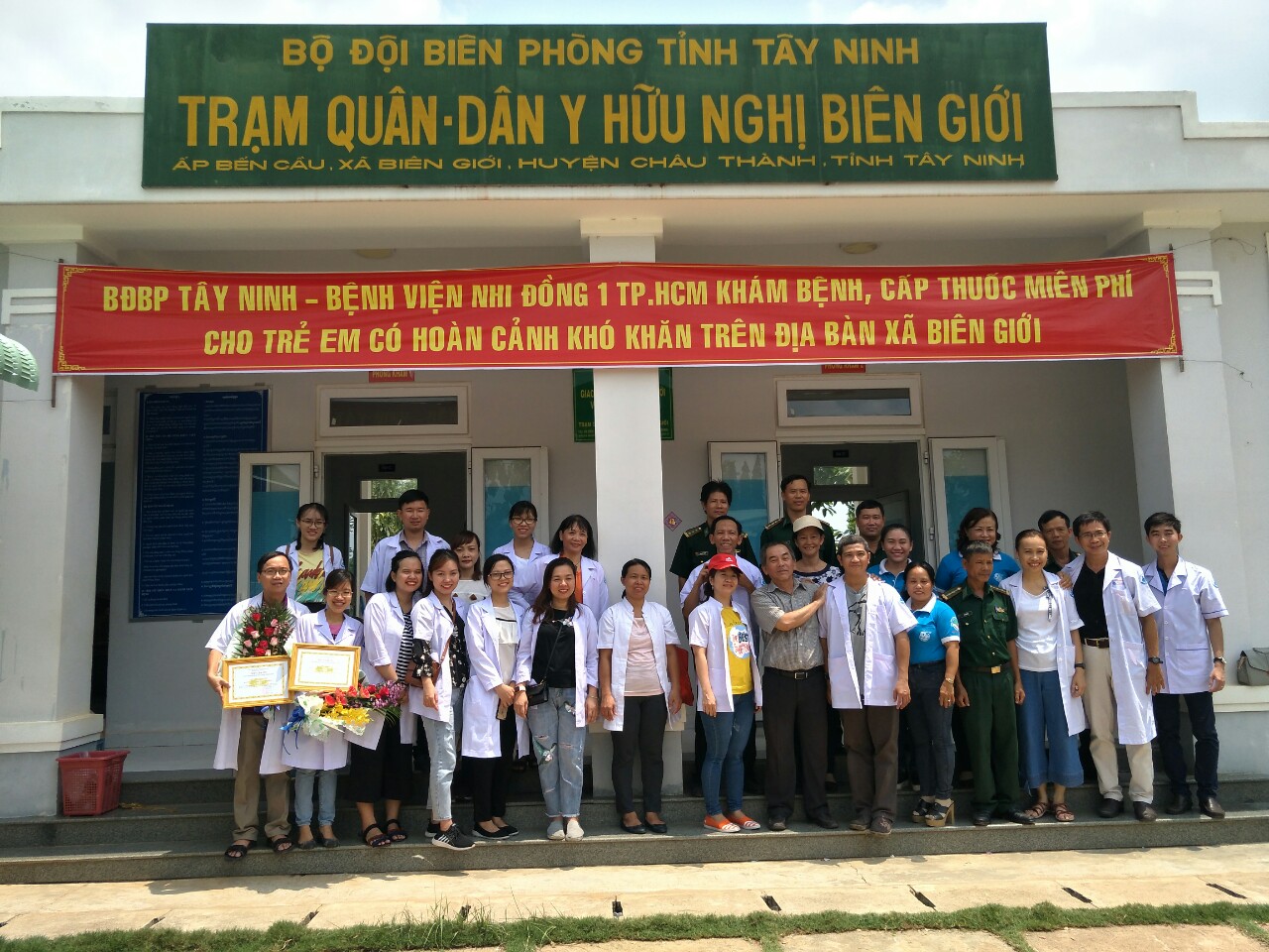 CHÂU THÀNH: KHÁM BỆNH, TẶNG QUÀ CHO PHỤ NỮ NGHÈO XÃ BIÊN GIỚI VÀ XÃ BẠN CAMPUCHIA