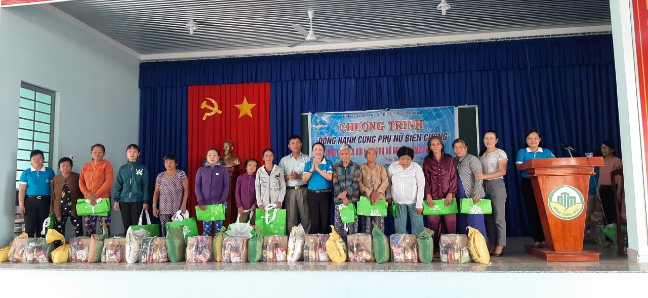 Châu Thành: Trao quà cho hội viên phụ nữ và học sinh nghèo