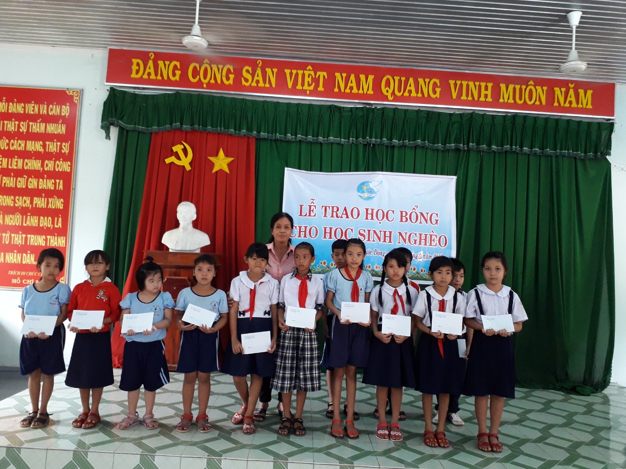 PHƯỚC ĐÔNG: TRAO MÁI ẤM TÌNH THƯƠNG VÀ HỌC BỔNG CHO HỌC SINH NGHÈO