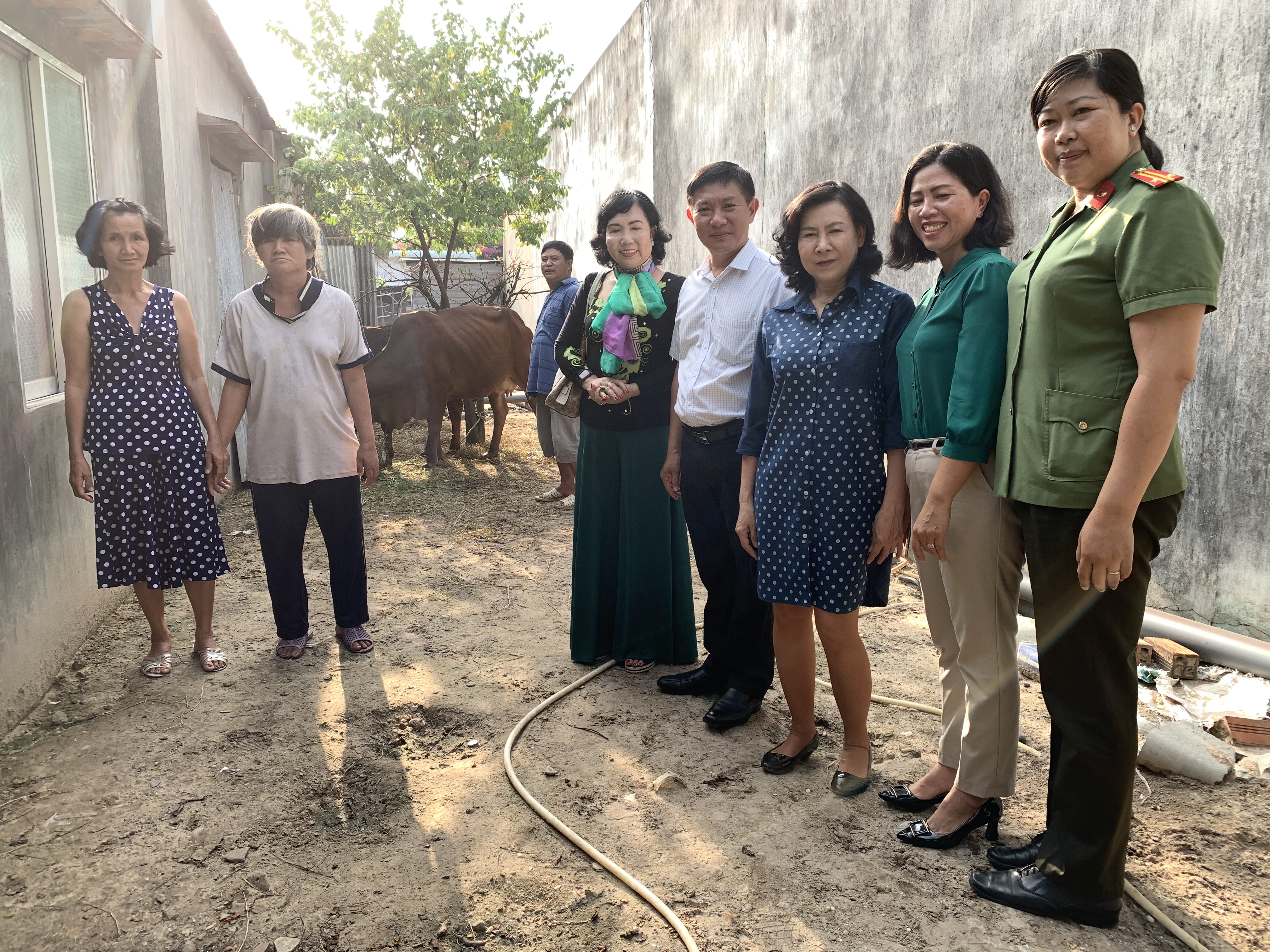 Trao tặng bò sinh sản cho phụ nữ nghèo Tân Biên và thành phố Tây Ninh