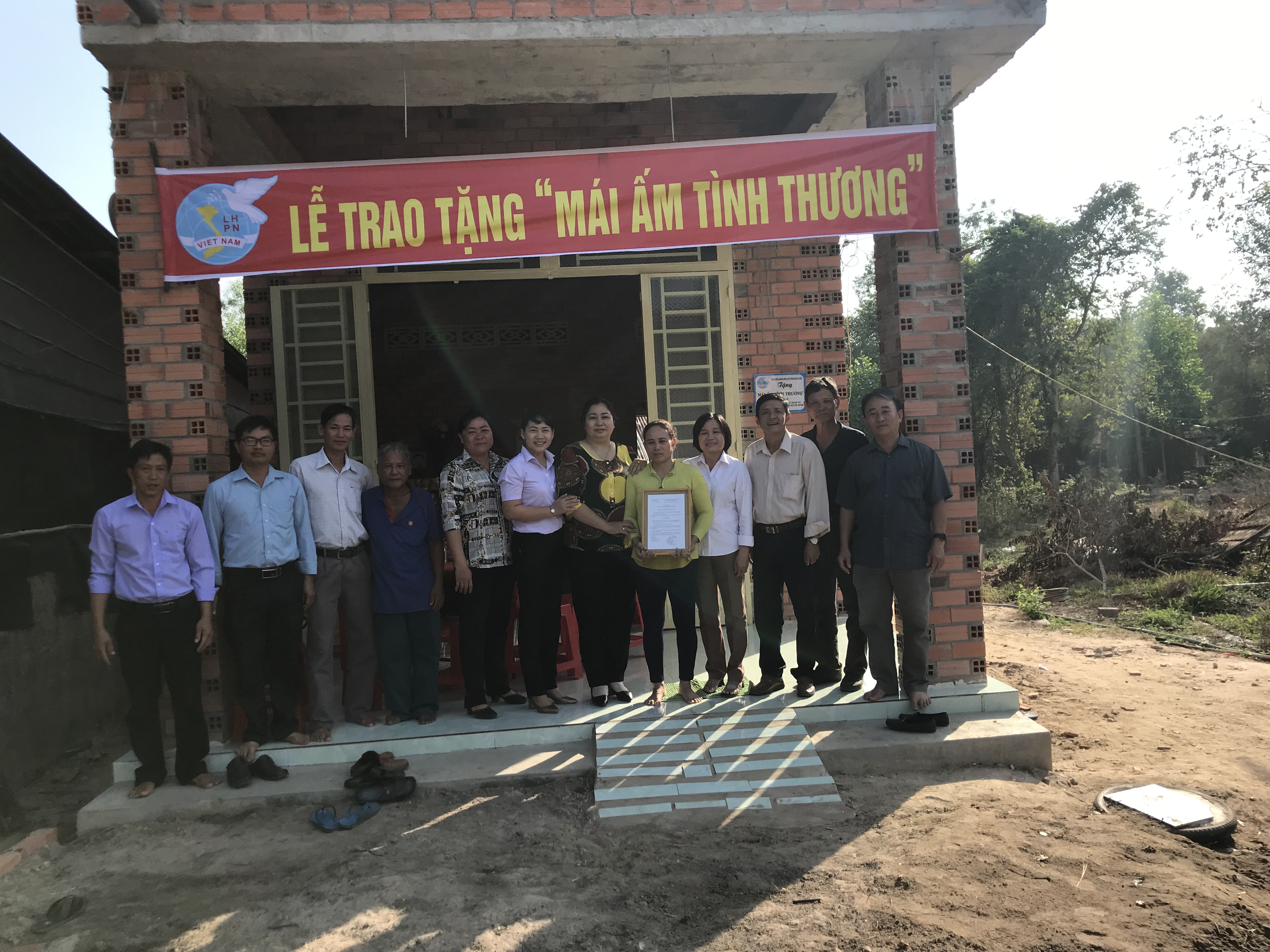 Trao MATT cho phụ nữ nghèo xã Long Giang