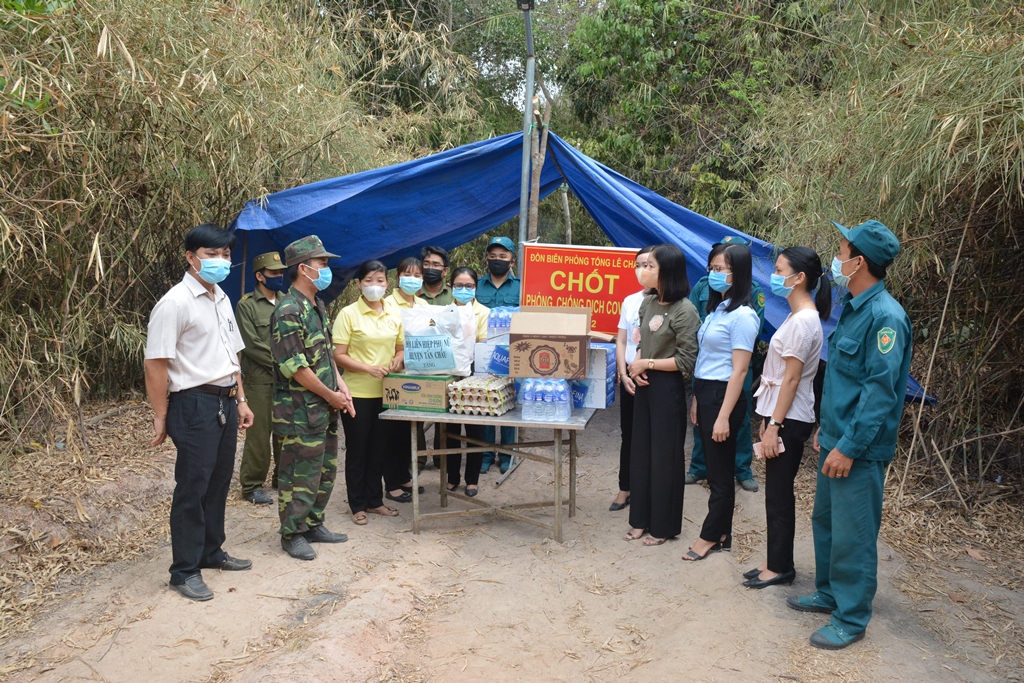 Chung tay cùng địa phương chia sẻ với những gia đình có hoàn cảnh khó khăn