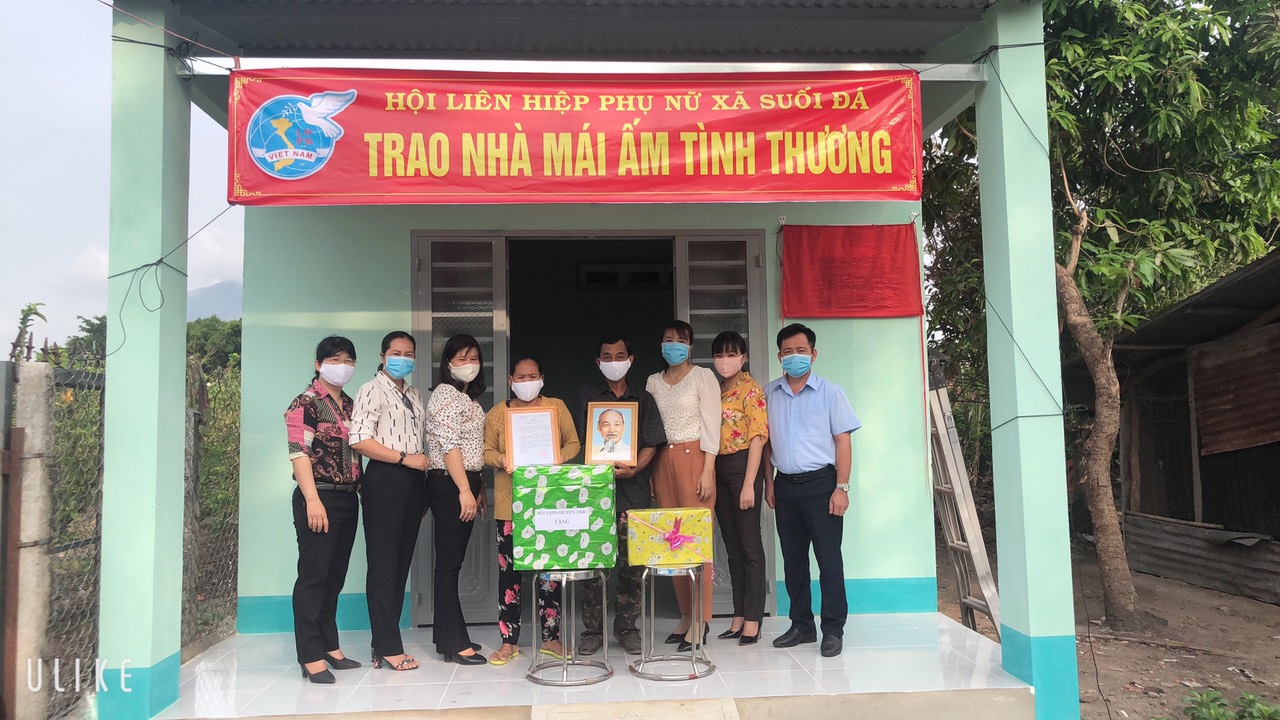 Trao Mái ấm tình thương cho phụ nữ nghèo xã Suối Đá