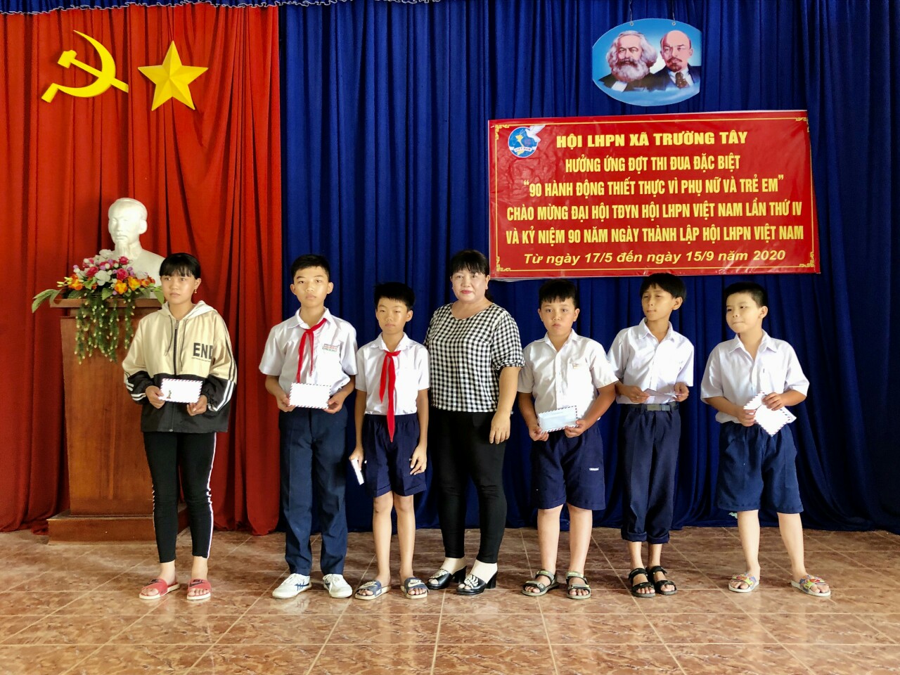 Hội LHPN xã Trường Tây: Trao học bổng cho học sinh nghèo hiếu học và đổi rác thải nhựa lấy quà