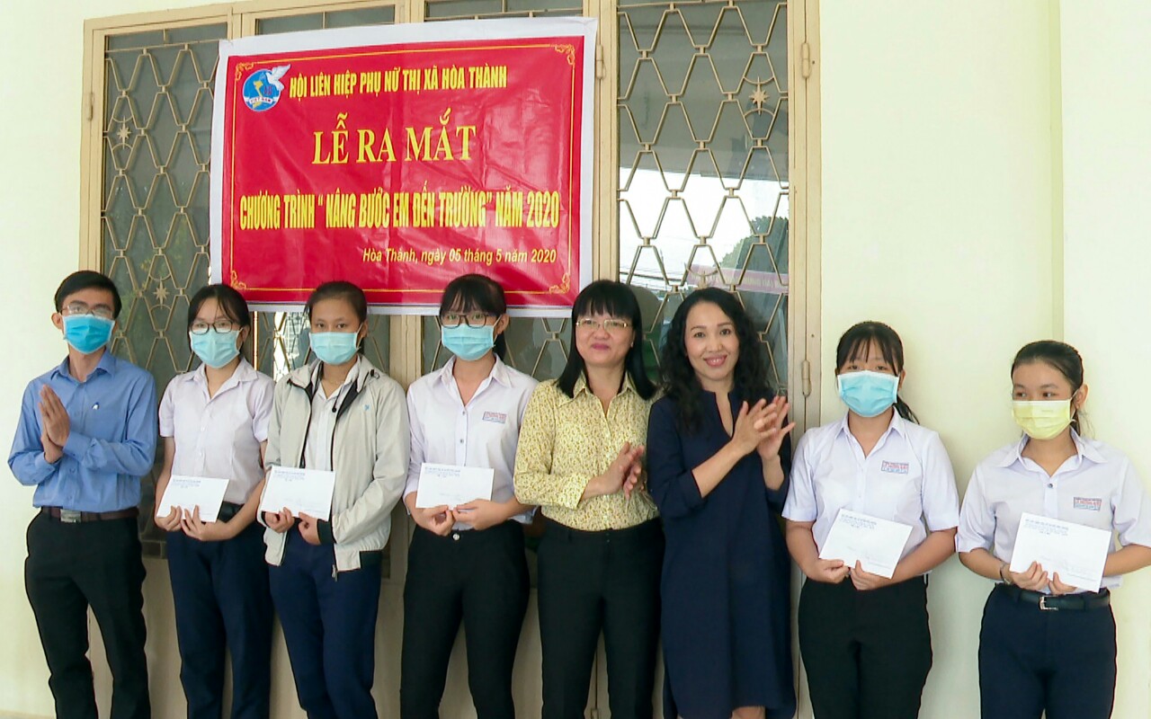 Hội LHPN Thị xã Hoà Thành: Trao học bổng “Nâng bước em đến trường” và hỗ trợ vốn cho gia đình phụ khó khăn