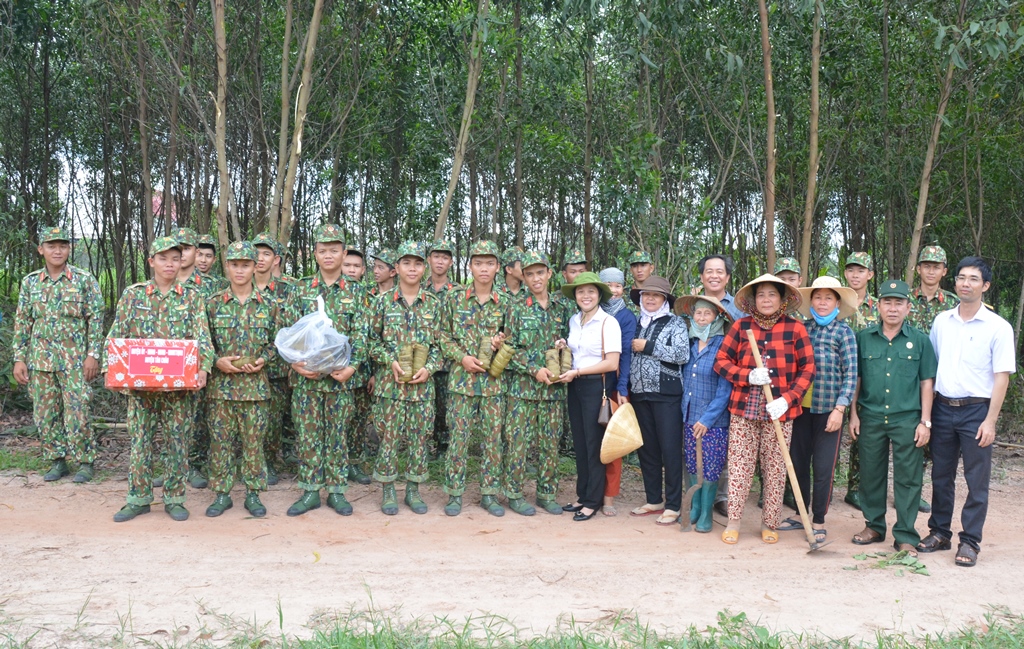 Hội LHPN Huyện Tân Châu: thăm lực lượng vũ trang  làm công tác dân vận