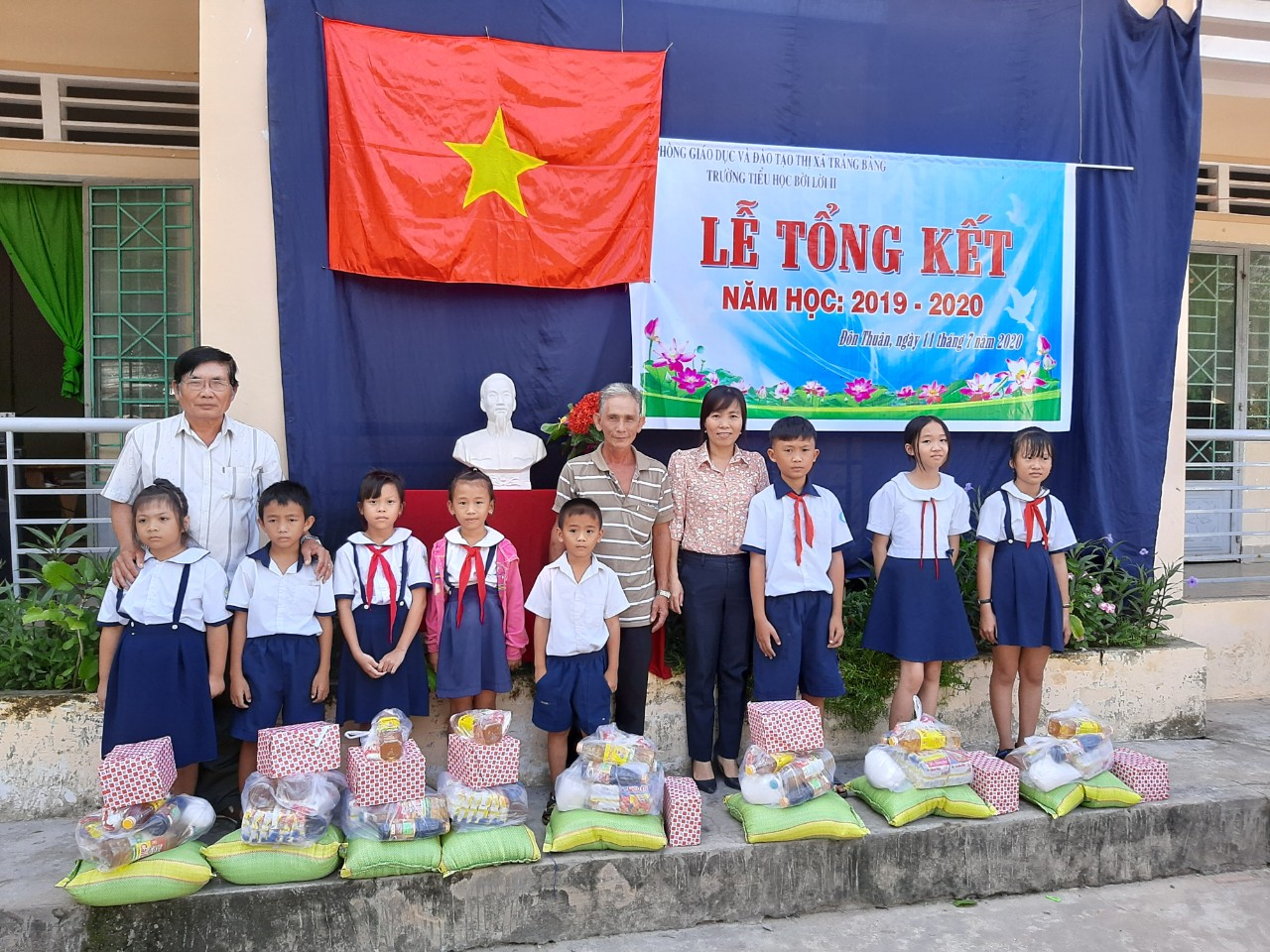 TẶNG QUÀ VÀ HỌC BỔNG CHO HỌC SINH NGHÈO KHÓ KHĂN