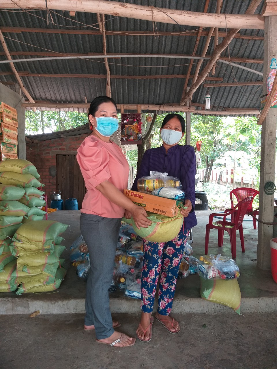 TẶNG QUÀ HỘI VIÊN NGHÈO, KHÓ KHĂN TRÊN ĐỊA BÀN  XÃ ĐÔN THUẬN