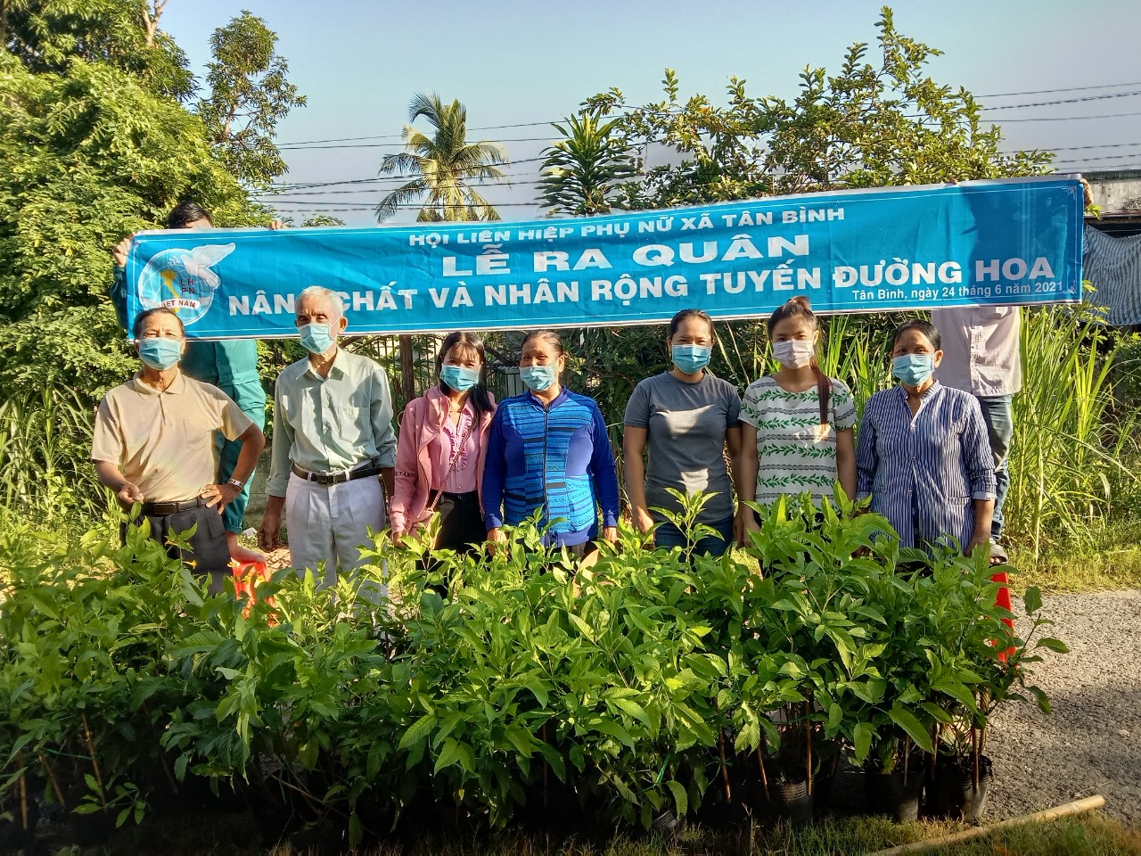 Hội LHPN xã Tân Bình, Thành phố Tây Ninh ra quân chăm sóc  và nhân rộng tuyến đường hoa