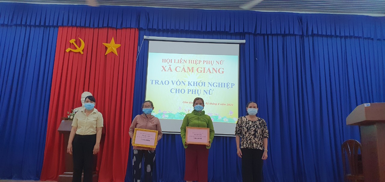 HỘI LHPN XÃ CẨM GIANG (HUYỆN GÒ DẦU, TÂY NINH): TRAO VỐN PHỤ NỮ KHỞI NGHIỆP