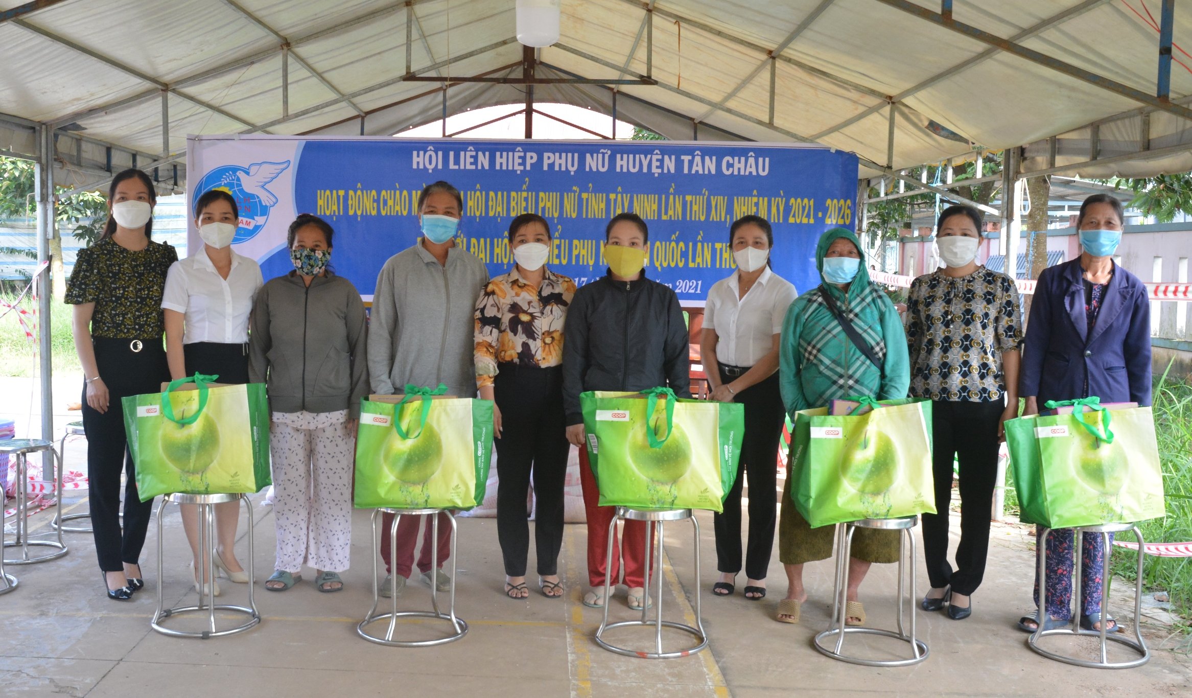 Hội LHPN huyện Tân Châu Chào mừng Đại hội đại biểu Phụ nữ Tây Ninh lần thứ XIV, nhiệm kỳ 2021-2026: Trao 200 phần quà cho phụ nữ khó khăn bị ảnh hưởng Covid-19