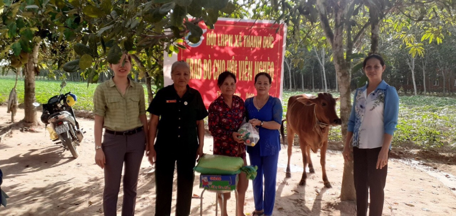 Chủ tịch Hội LHPN xã Thạnh Đức trao bò sinh sản cho hội viên phụ nữ nghèo