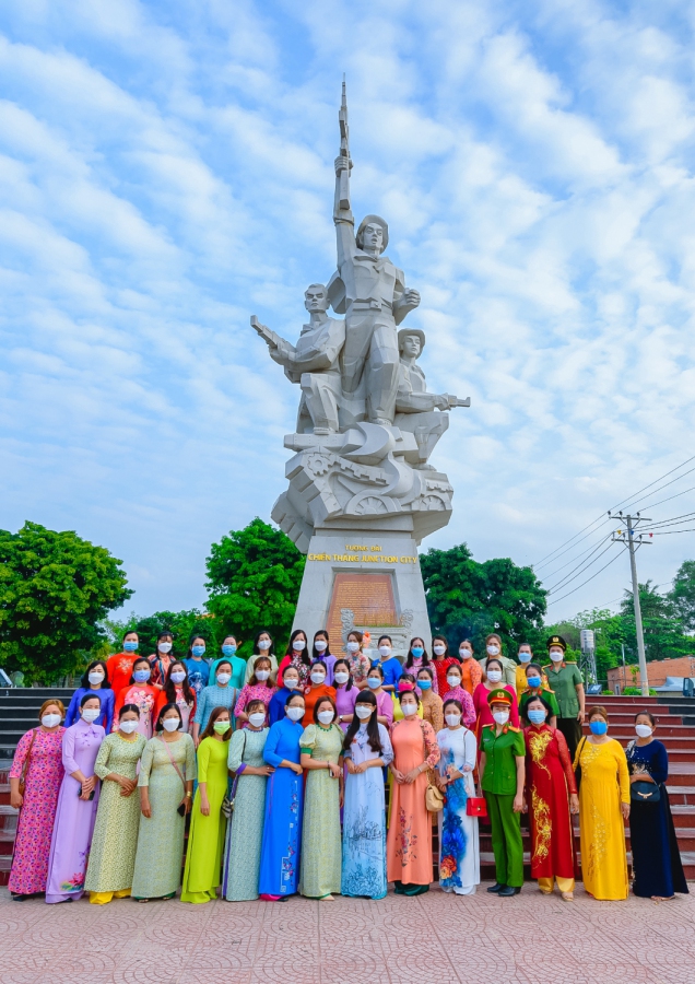 Đoàn chụp hình lưu niệm tại tượng đài Junction city