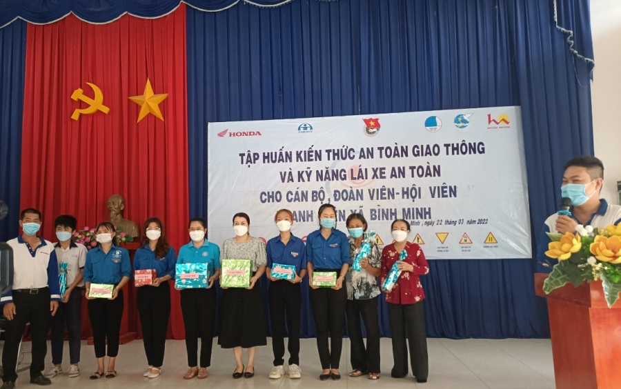 Hội LHPN xã Bình Minh phối hợp tổ chức tập huấn kiến thức an toàn giao thông và kỹ năng lái xe an toàn