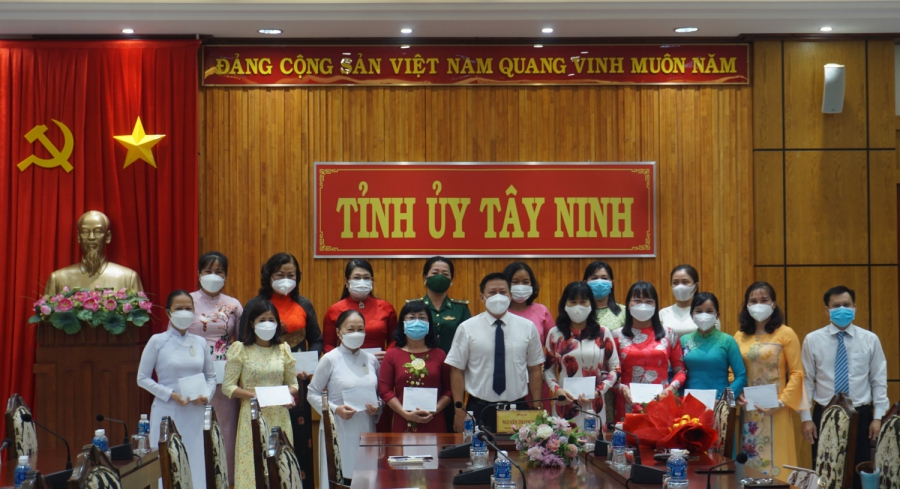 Ông Nguyễn Thanh Ngọc, Phó Bí thư Tỉnh ủy, Chủ tịch UBND tỉnh chụp ảnh cùng đoàn đại biểu phụ nữ tỉnh tham dự địa hội.