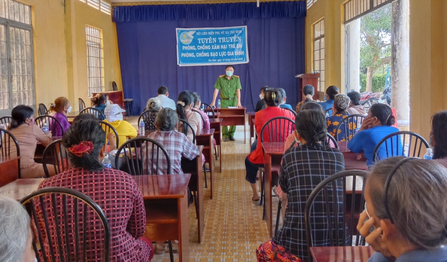 Hội LHPN xã Tân Bình, thành phố Tây Ninh phối hợp tổ chức tuyên truyền “Phòng, chống xâm hại tình dục và phòng, chống bạo lực gia đình”