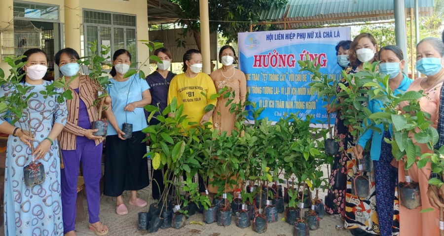 Hội LHPN xã Chà Là, huyện Dương Minh Châu  phát động "Tết trồng cây" và mở cửa “Gian hàng 0 đồng đổi rác thải nhựa nhận quà"