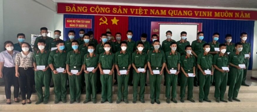 CLB người mẹ, người dì chiến sỹ Hội LHPN thị trấn Gò Dầu trao quà cho gia đình chiến sĩ mới