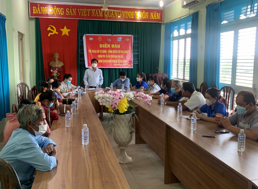 Lãnh đạo Đảng ủy, Ủy ban nhân dân xã Long Khánh tiếp xúc, đối thoại với cán bộ, hội viên phụ nữ và các đoàn thể chính trị xã hội
