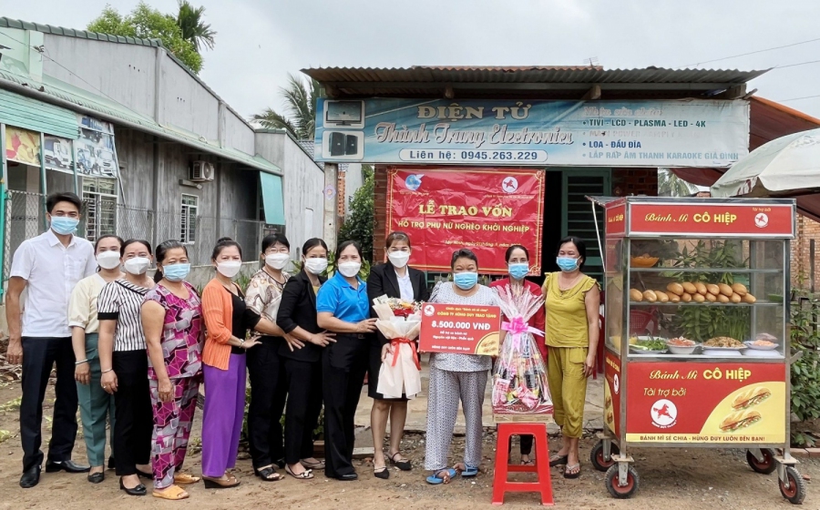 Hội LHPN xã Bàu Năng tổ chức lễ trao tặng xe bánh mì cho hội viên phụ nữ có hoàn cảnh khó khăn