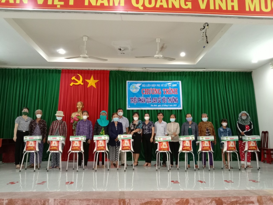 Hội LHPN xã Tân Bình tiếp tục tổ chức thực hiện chương trình “triệu phần quà chia sẽ yêu thương”