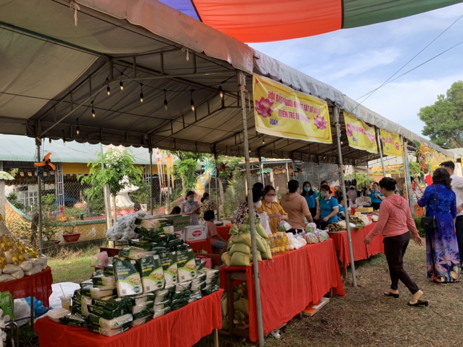 Hội LHPN huyện Châu Thành tổ chức Phiên “Chợ không đồng”  tại Chùa Tứ Phước