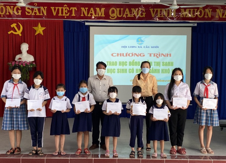 Hội LHPN xã Cầu Khởi thực hiện tuyến đường “Sáng, xanh, sạch, đẹp” và trao học bổng cho học sinh nghèo hiếu học trên địa bàn