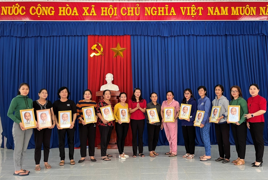 Hội LHPN xã Thạnh Đông tổ chức trồng cây, tặng ảnh Bác kỷ niệm 132 năm ngày sinh Chủ tịch Hồ Chí Minh