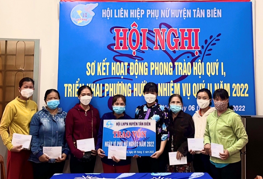 Hội LHPN HUYỆN TÂN BIÊN TRAO VỐN “NGÀY VÌ PHỤ NỮ NGHÈO”