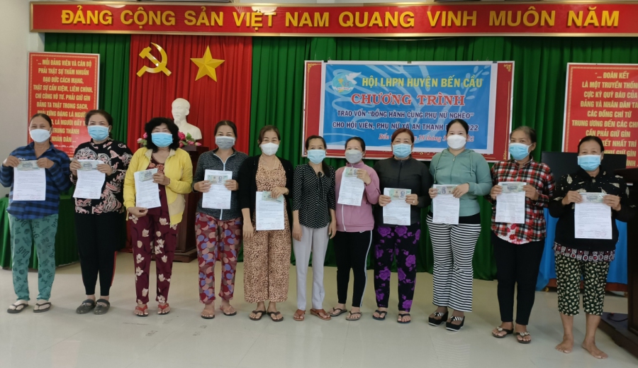 Hội LHPN huyện Bến Cầu trao vốn “Đồng hành cùng phụ nữ nghèo”