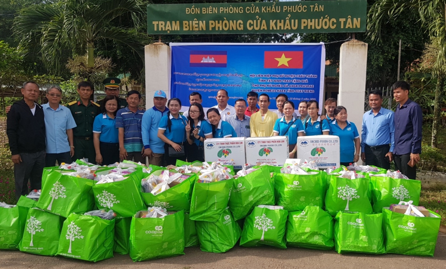 Hội LHPN huyện Châu Thành tổ chức tặng quà cho phụ nữ nghèo xã Ang Pro Ser, quận RoMiaHec tỉnh SvayRiêng (Vương quốc Campuchia).