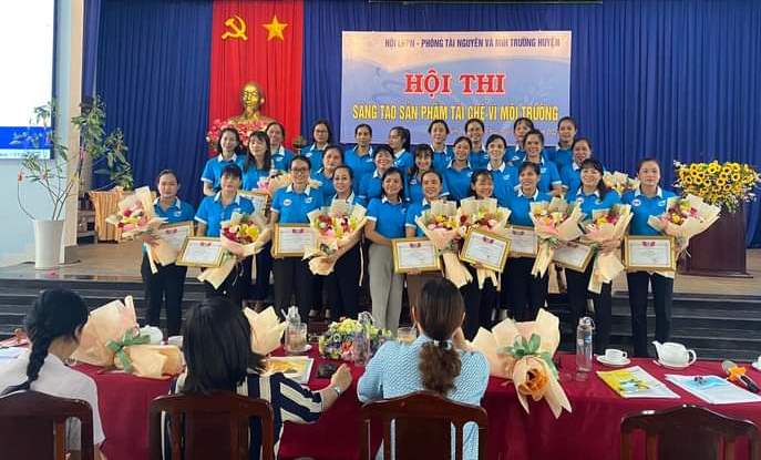 Hội LHPN huyện DMC tổ chức Hội thi “Sáng tạo sản phẩm tái chế vì môi trường” năm 2022