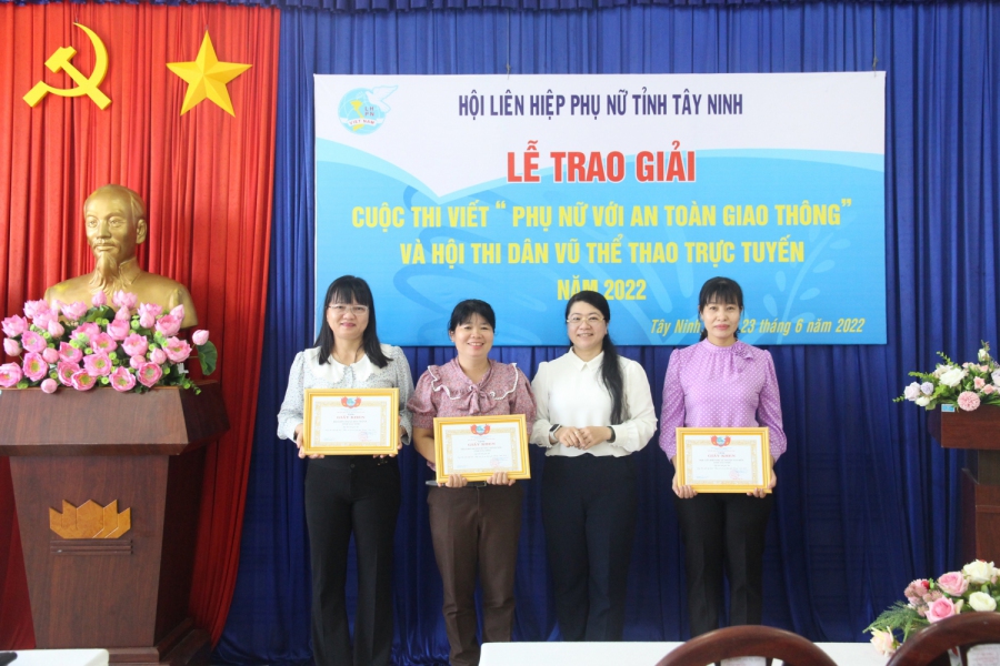 Hội LHPN tỉnh: trao giải cuộc thi viết “Phụ nữ với an toàn giao thông” và Hội thi dân vũ thể thao trực tuyến