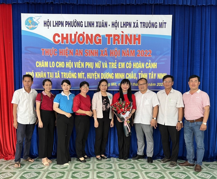 Hội LHPN xã Truông Mít phối hợp Hội LHPN Phường Linh Xuân, Thành phố Thủ Đức, Hồ Chí Minh trao quà cho phụ nữ nghèo và trẻ em có hoàn cảnh khó khăn